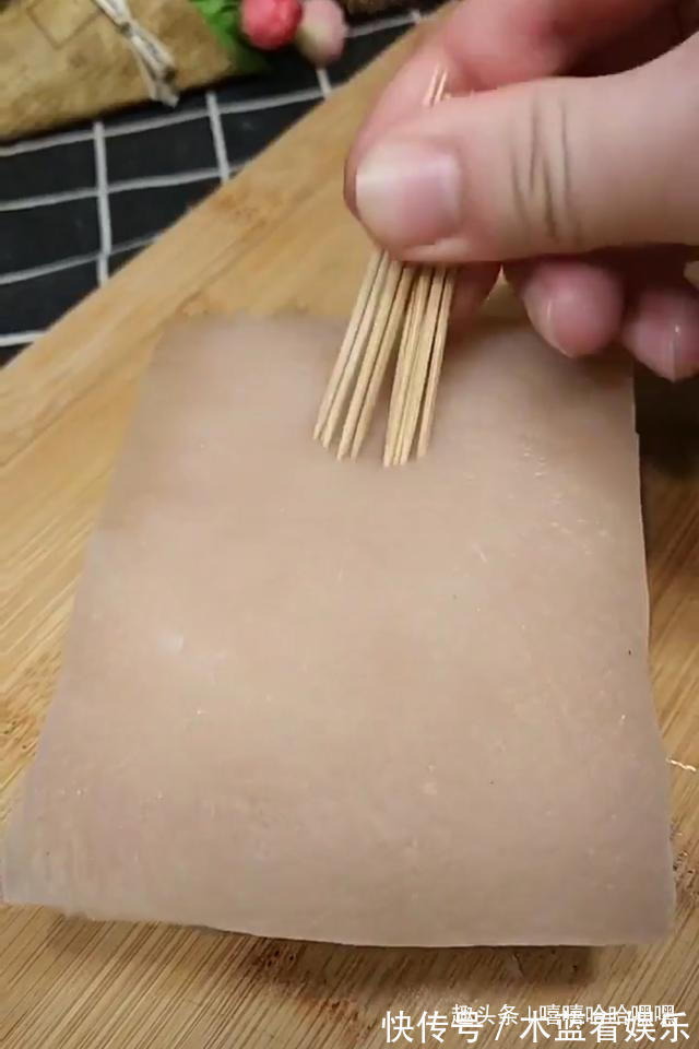 五花肉不仅可以红烧,还可以烤着吃,更有味儿,入口即融不油腻!