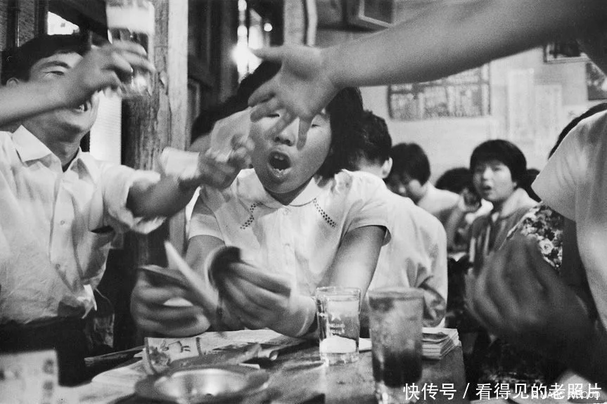 小酒馆里猜拳的男女，吃得不错啊。 1958年的中国人，吃的什么啊？