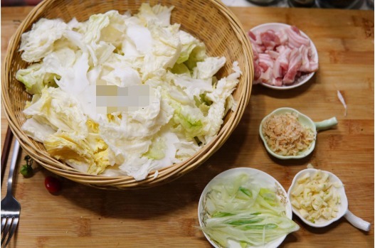 白菜|白菜和它是绝配,冬天这样吃真是太香了,大鱼大肉都不如它!