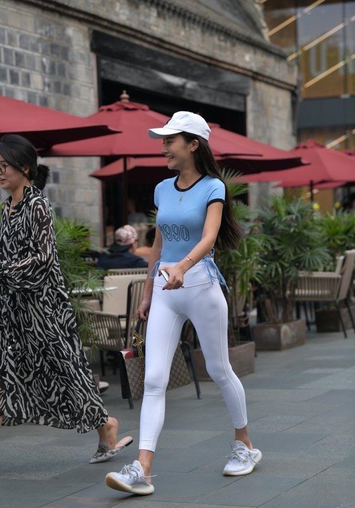 修身短袖 蓝色的修身短袖搭配白色打底裤,青春靓丽,时髦高挑有韵味