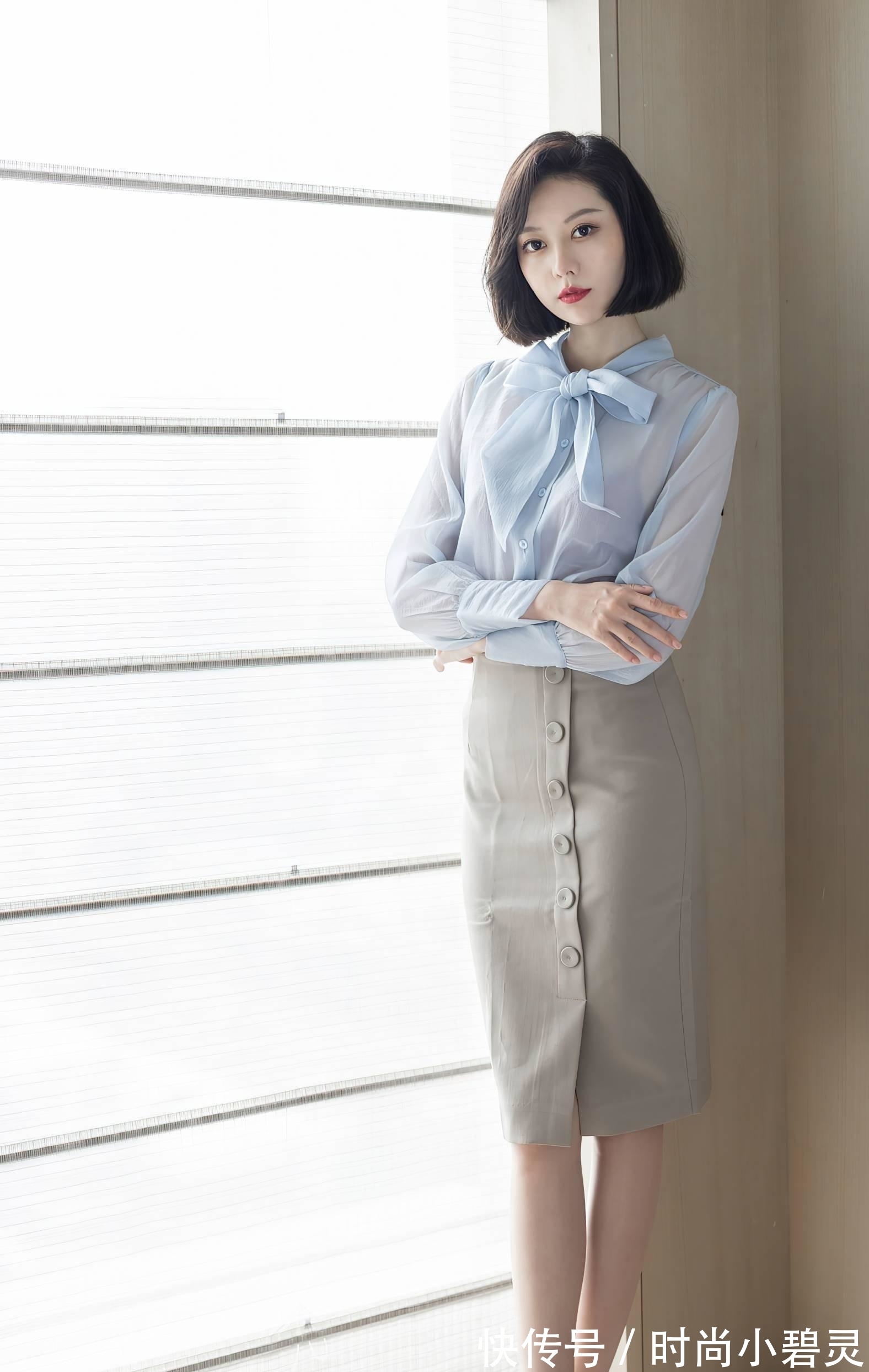 衬衫 略透的淡蓝色衬衫+半身裙搭配同样略透的高跟鞋穿出不一样的美