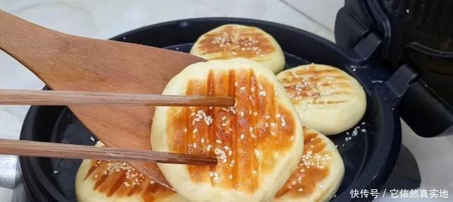 面包|1斤红豆，3勺面粉，擀一擀烙一烙，做出创意烧饼，比面包香甜好吃！
