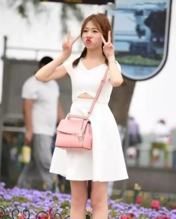 美女|街拍:灼灼其华的美女,一件卡其色上衣配白色打底裤,唯美好身姿