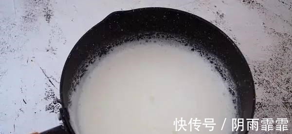 酸奶草莓冻这样做！简单4步不蒸不烤，一个奶锅就能做！