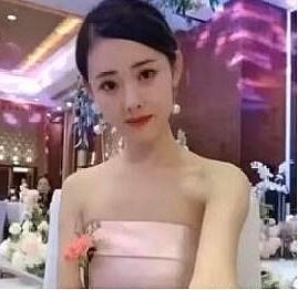 幼师 “最美幼师”当伴娘走红,粉色抹胸裙甚是惊艳,舞蹈更是魅力十足