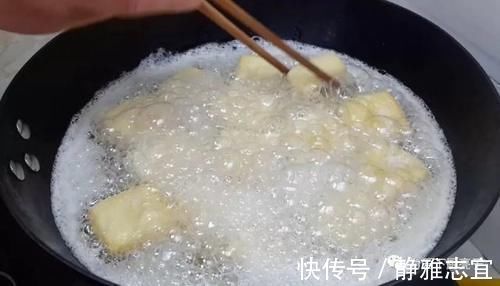 我家面粉就爱这样吃，加2个鸡蛋，焦脆香酥不油腻，吃过就念念不忘