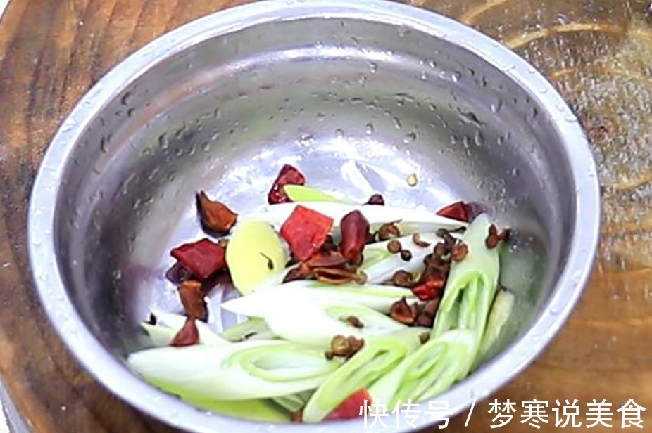 肉丸子好吃有诀窍，厨师长教你饭店秘制做法，香糯Q弹，久煮不散！