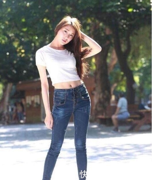 紧身牛仔裤使得腿部线条更加好看,彰显文艺简约感