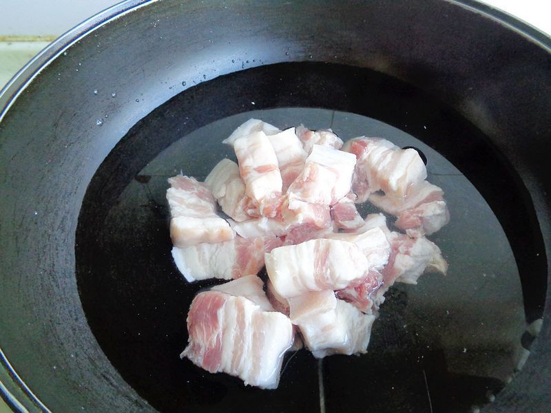 我做红烧肉不加一滴盐，不腥不油腻，酱香味浓，入口即化真好吃