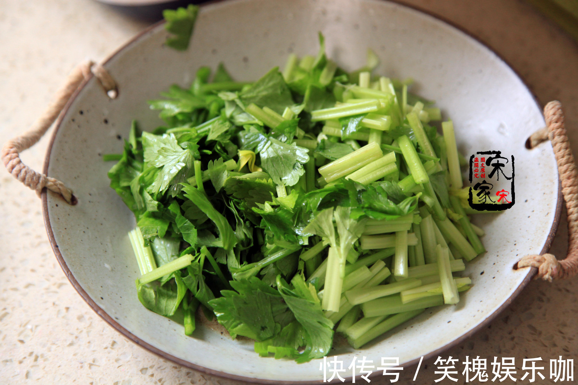 西芹|香芹、西芹营养差别大,炒肉适合用哪种?选对了才好吃