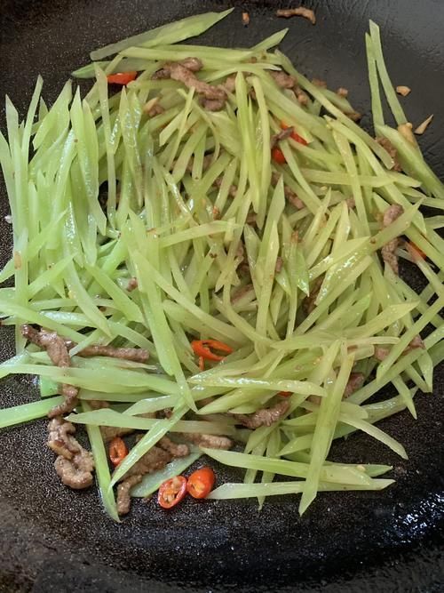 冬天,这菜天越冷越要多吃,简单炒一炒,营养极高,贵点也值了