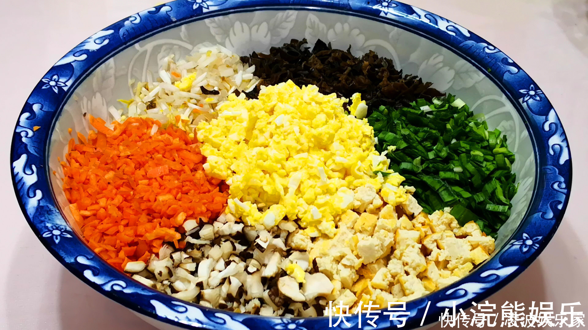 吃起来|素馅饺子好吃有诀窍,教你调馅小技巧,吃起来比肉饺子还香