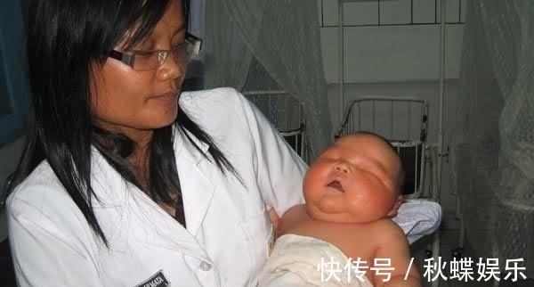 产妇|41岁高龄产妇竟产下17斤巨婴, 巨宝宝胃口更是大得让人咂舌