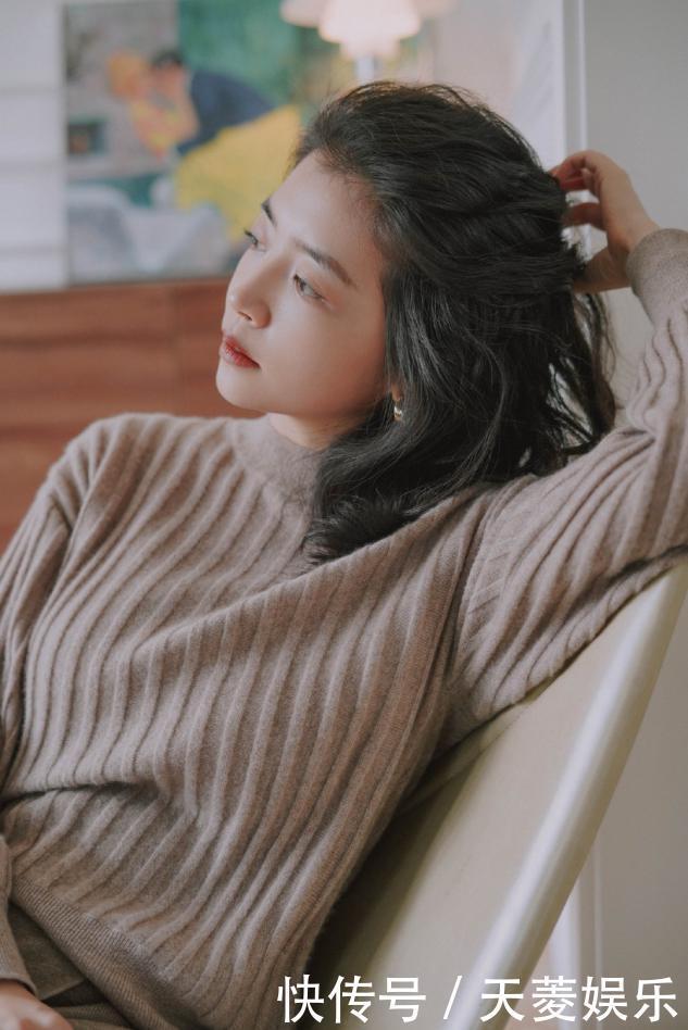 冬季别穿得太“沉闷”，学三木的气质搭配，得体优雅、照搬简单