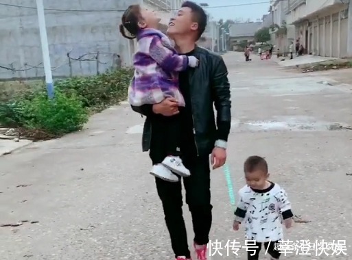 奶爸|“偏心眼奶爸”带俩娃出门火了,儿子俺难道是半路上捡来的