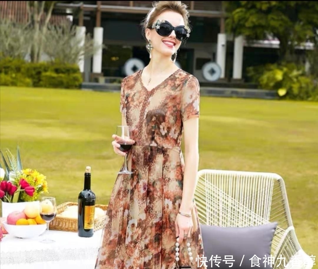 中年的你还在穿紧身裤优雅女人都穿裙子了,时髦又减龄