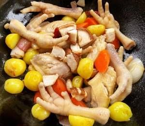 家常鸡肉菜谱之家常版鸡爪煲做法，简单美味，营养下饭，吃不够
