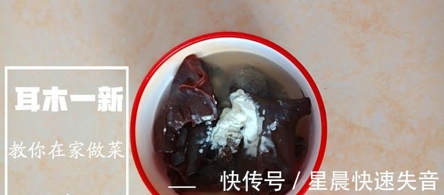 西红柿|木耳炒腐竹，香辣可口非常的下饭，看着太有食欲了！