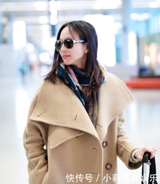 张钧|张钧甯又穿出好气质, 穿卡其色大衣时配花色围巾, 相当有范!