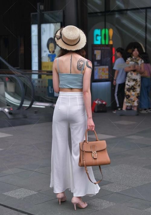 阔腿裤|美丽的背部配白色喇叭阔腿裤，配高跟鞋提升气场，温柔甜美