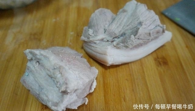 锅中|酱肉包子,整粒的肉丁,嚼起来真带劲