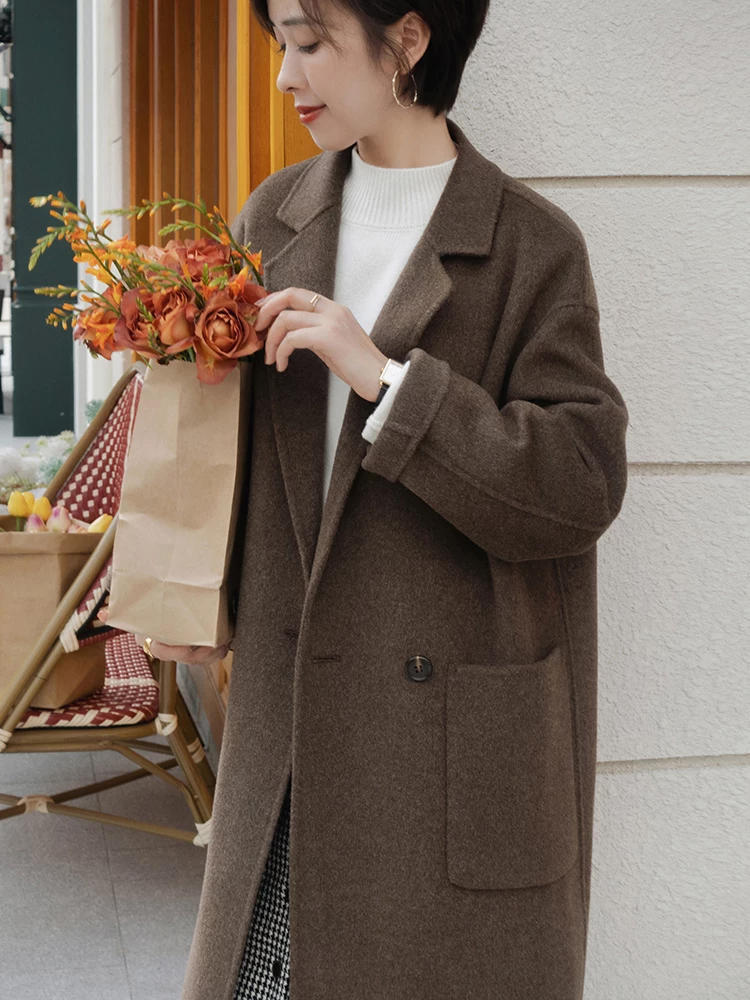 杏色|美人从不迟暮,40+姐姐用大衣+半身裙,不费吹灰之力就漂亮,真美