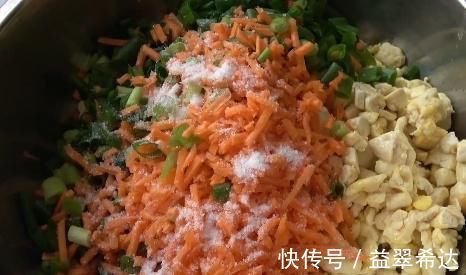 搅拌均匀|豆腐里打4个鸡蛋，卷一卷，蒸一蒸，出锅吃5个还不过瘾！