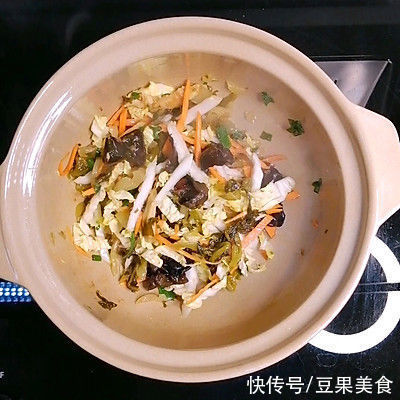 #我心中的冬日限定#冬日里的开胃美食——酸菜肥牛揪面片