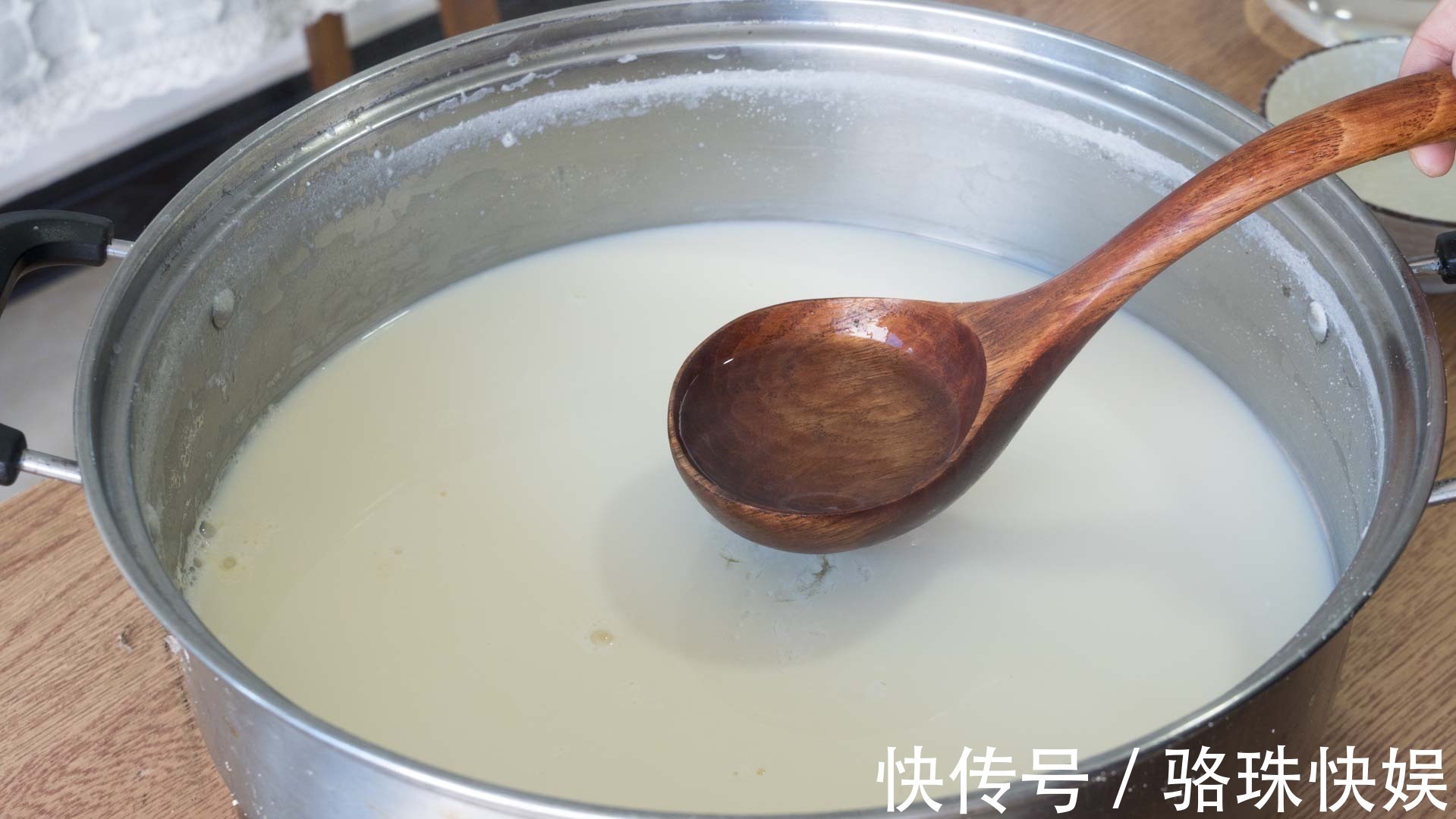 添加|在家做豆腐，2斤黄豆出8斤豆腐，健康零添加，做法简单又好吃