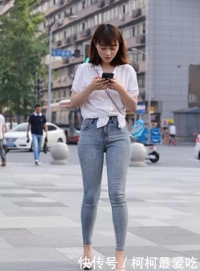 街拍女神:白色T恤搭配牛热裤,给人清纯如水的感觉