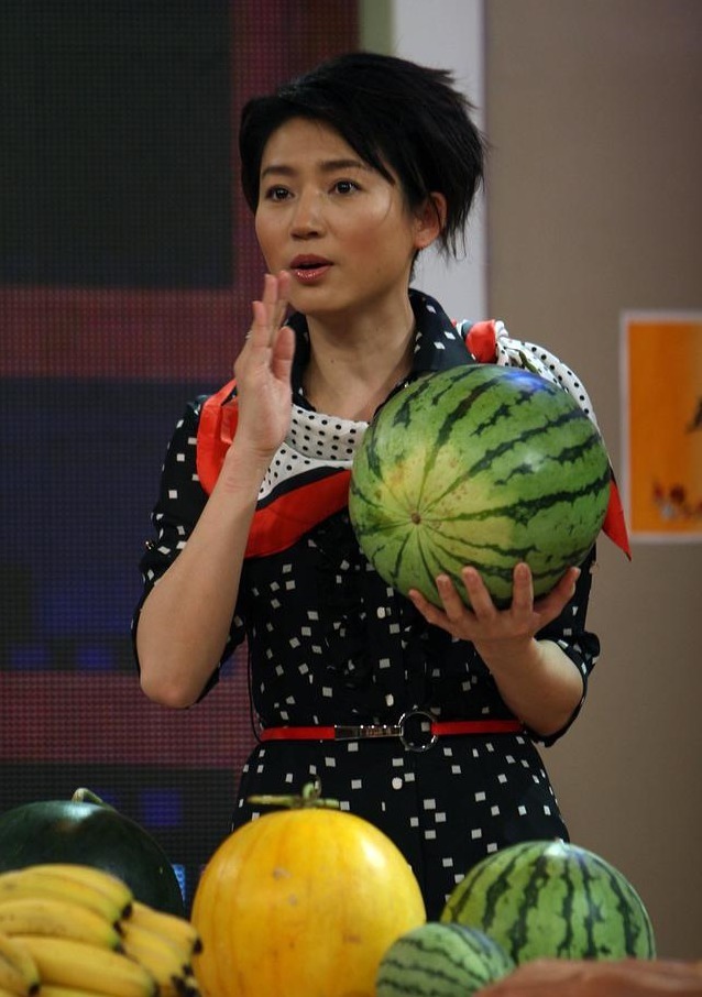 王小丫的这造型绝了,穿波点印花连衣裙搭配丝巾,更显得时尚