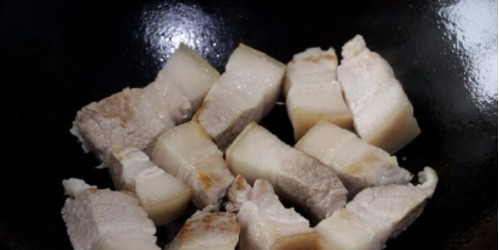 这样烧红烧肉好吃,小火慢炖是窍门,吃起来肥而不腻,入口即化