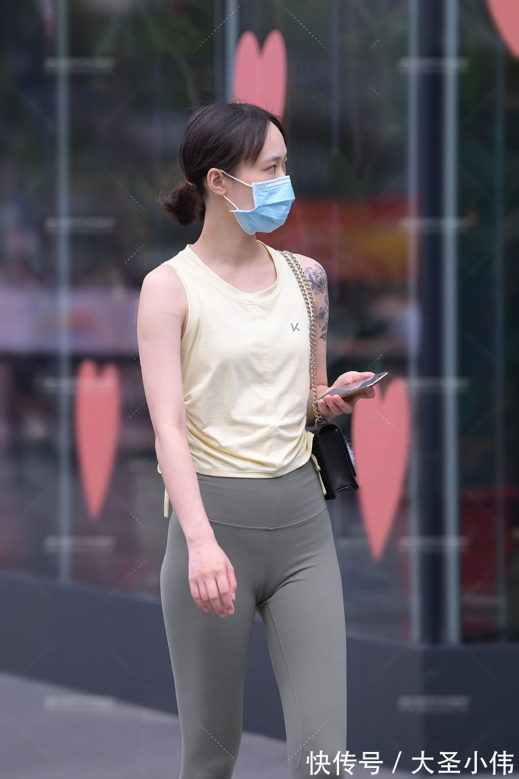 打底裤|美女街拍:连衣裙突显女性柔美的一面,整体服饰看起来更具活力,更加的迷人