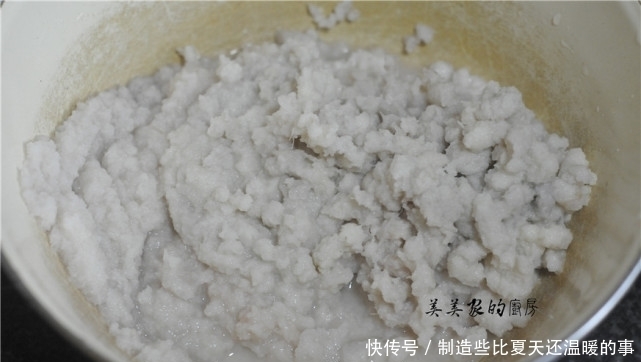 年菜少不了炸丸子,大厨教你一招,3块钱能炸1大盆,那叫一个酥香