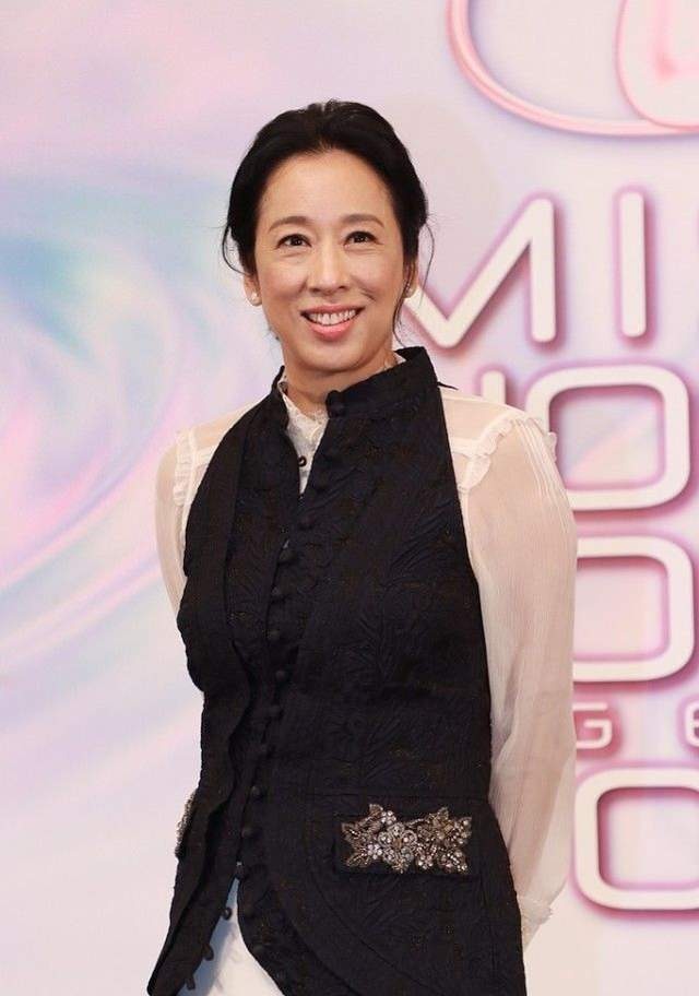 外套|朱玲玲到底是“阔太太”,白色连衣裙配黑外套简约高级,清爽利落