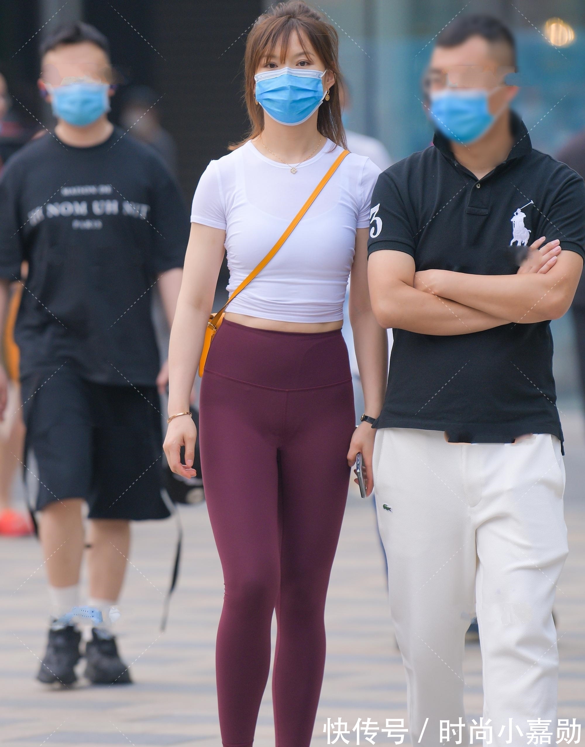 小挎包 枣红色紧身裤搭配明黄色小挎包,端庄优雅,明朗活泼