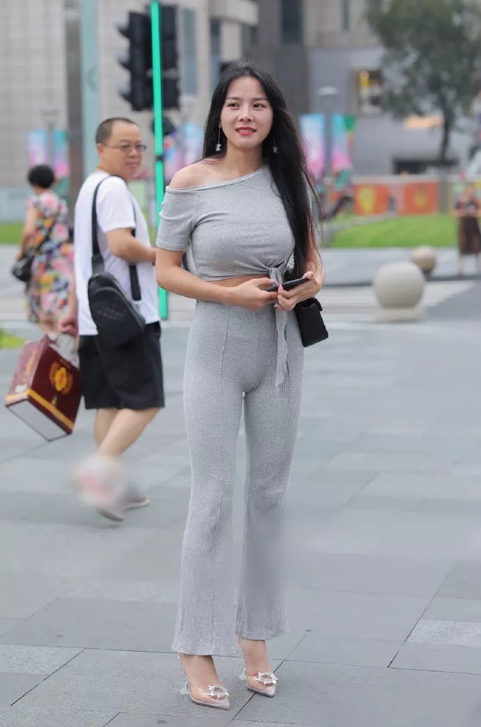 展示|气质女性时尚穿搭,高跟鞋展示出清纯可人的姿态