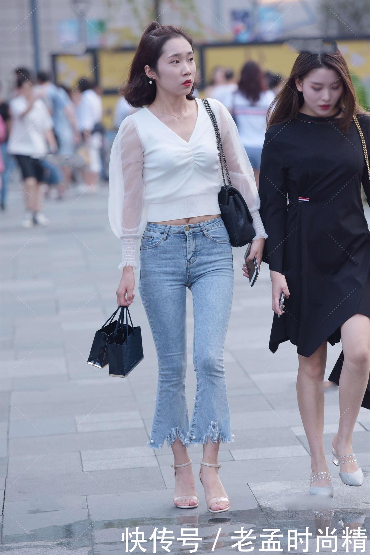 仙气|街拍:白色网纱衣服穿上很仙气, 搭配流苏设计的裤子, 看起来仙气飘飘