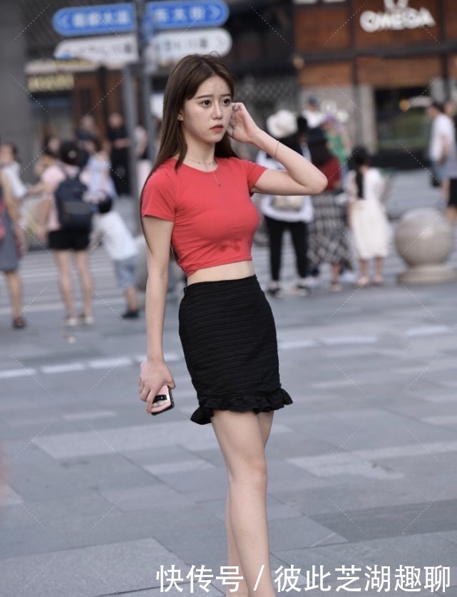 搭配|甜美小姐姐是“炫腹”族,红色上衣搭配包臀裙,甜美加高贵的气质