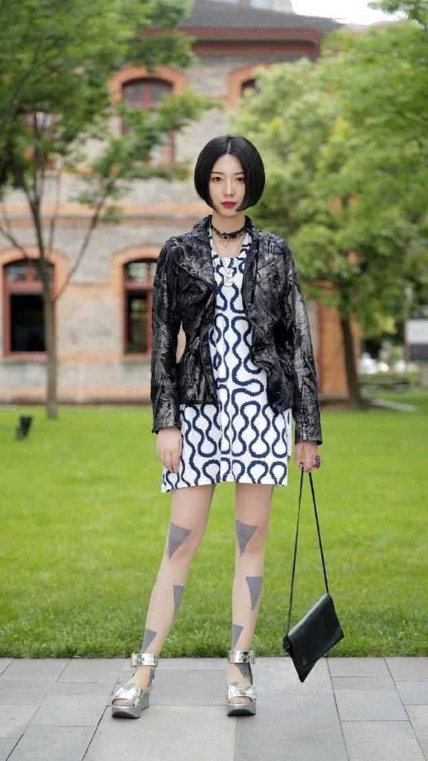 街拍:绿色连衣裙穿出了美女的好身材,秀美长发,很吸睛