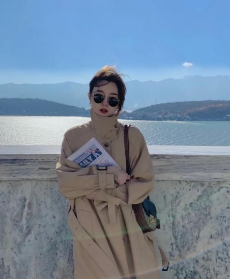 风衣穿得美不美，关键看内搭，早春选择这几款就对了