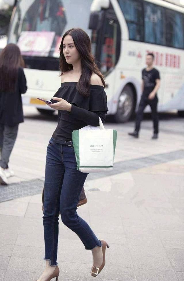 路人街拍，小姐姐搭配精致大方的短裙，简单又减龄