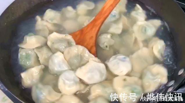 香椿饺子|夏天,用它包饺子,比韭菜茴香鲜,不花1分钱,我家一周吃3次,香