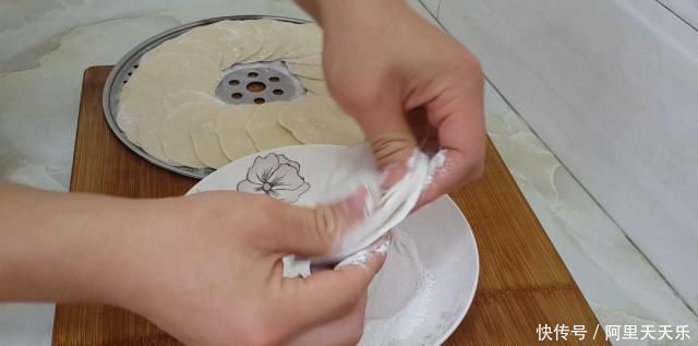 饺子皮|饺子皮别包饺子了，教你简单一做，比蒸饺包子好吃几十倍，太香了