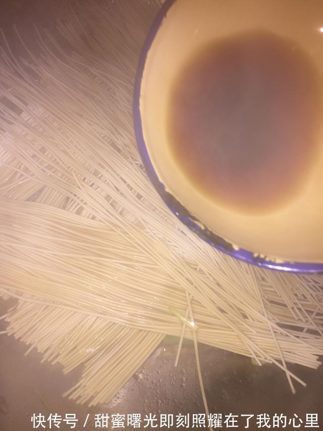2把干挂面，1碗料汁，也能分分钟做“焖面”，家人都爱吃