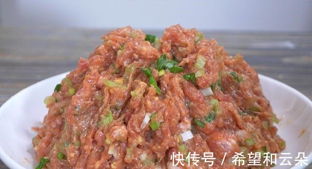 鸡胸肉|酥脆鲜嫩的鸡肉馅饼，十分钟简单制作，味道爽得让你停不下来！