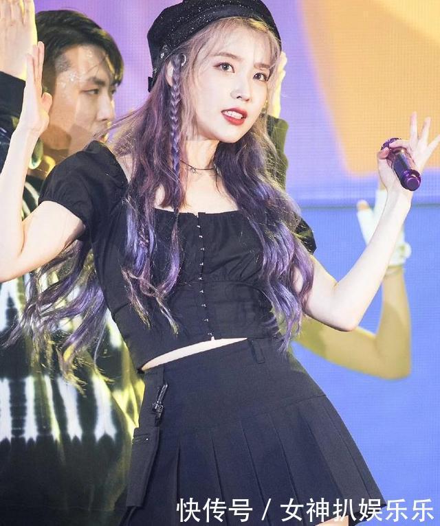 最近流行一种穿法“泡泡袖上衣+半身裙”,甜美减龄,明星都爱