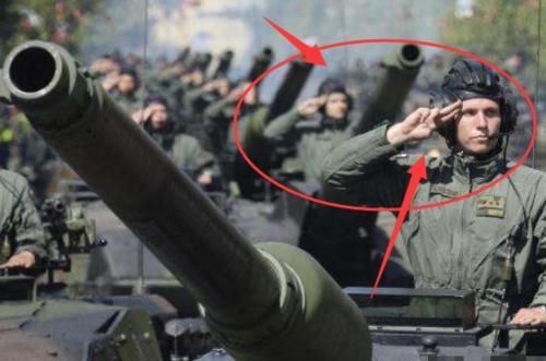 波兰|各国士兵“最吸睛”的敬礼手势？波兰的两指没啥，再看希腊女兵：怀疑眼睛