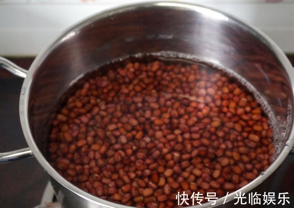煮红豆时，还在傻傻提前用水浸泡掌握这个诀窍，红豆快速开花
