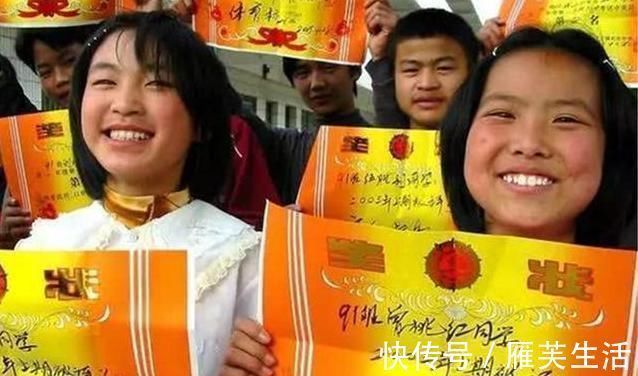 父母|孩子的奖状贴满墙,父母却“满脸忧愁”,网友:换谁也高兴不起来